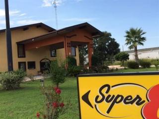 Super 8 By Wyndham Kinder La Exterior photo